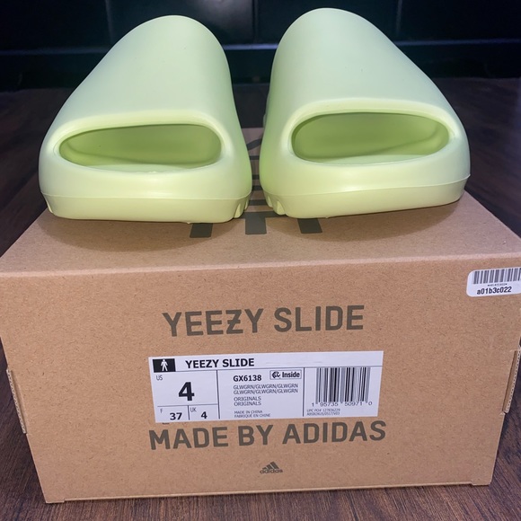 Yeezy Slides - Picture 2 of 5